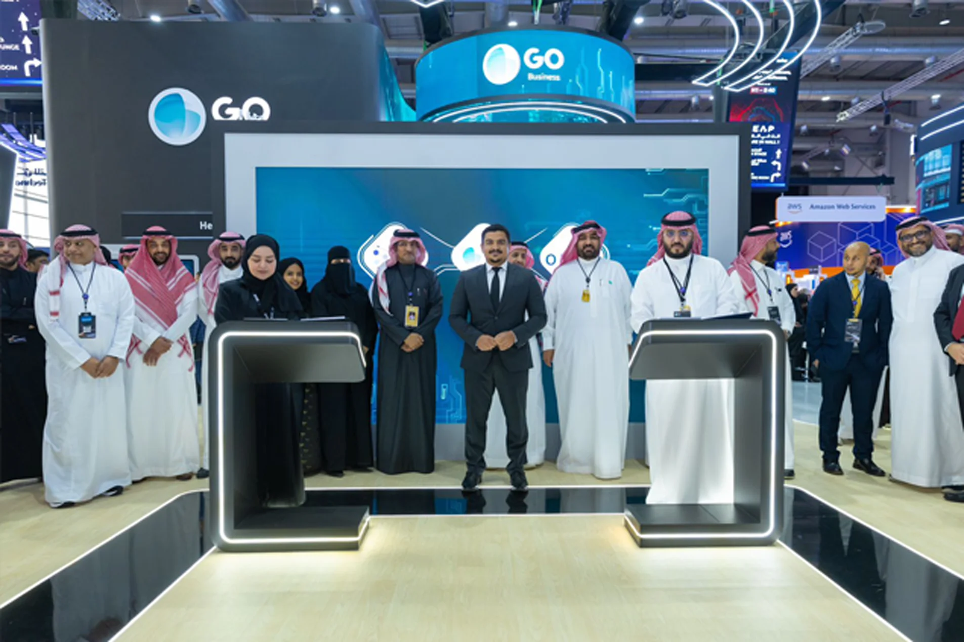 Representatives of Nourah Information Technology Company, Etihad Atheeb Telecom and Al-Tashgheel Al-Mumayaz